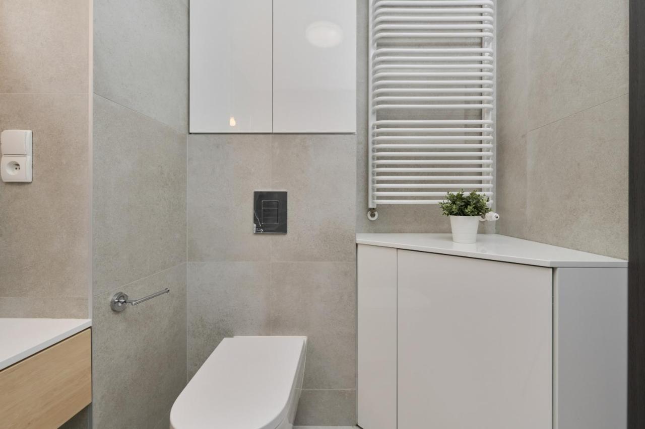 Spacious Apartment With Balcony Near The Slavic Hill Wroclaw By Renters Prestige Kültér fotó