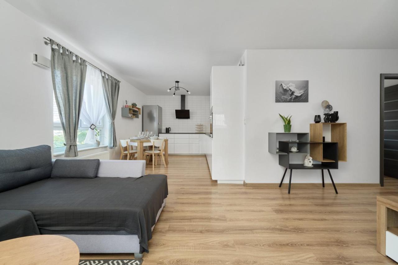 Spacious Apartment With Balcony Near The Slavic Hill Wroclaw By Renters Prestige Kültér fotó