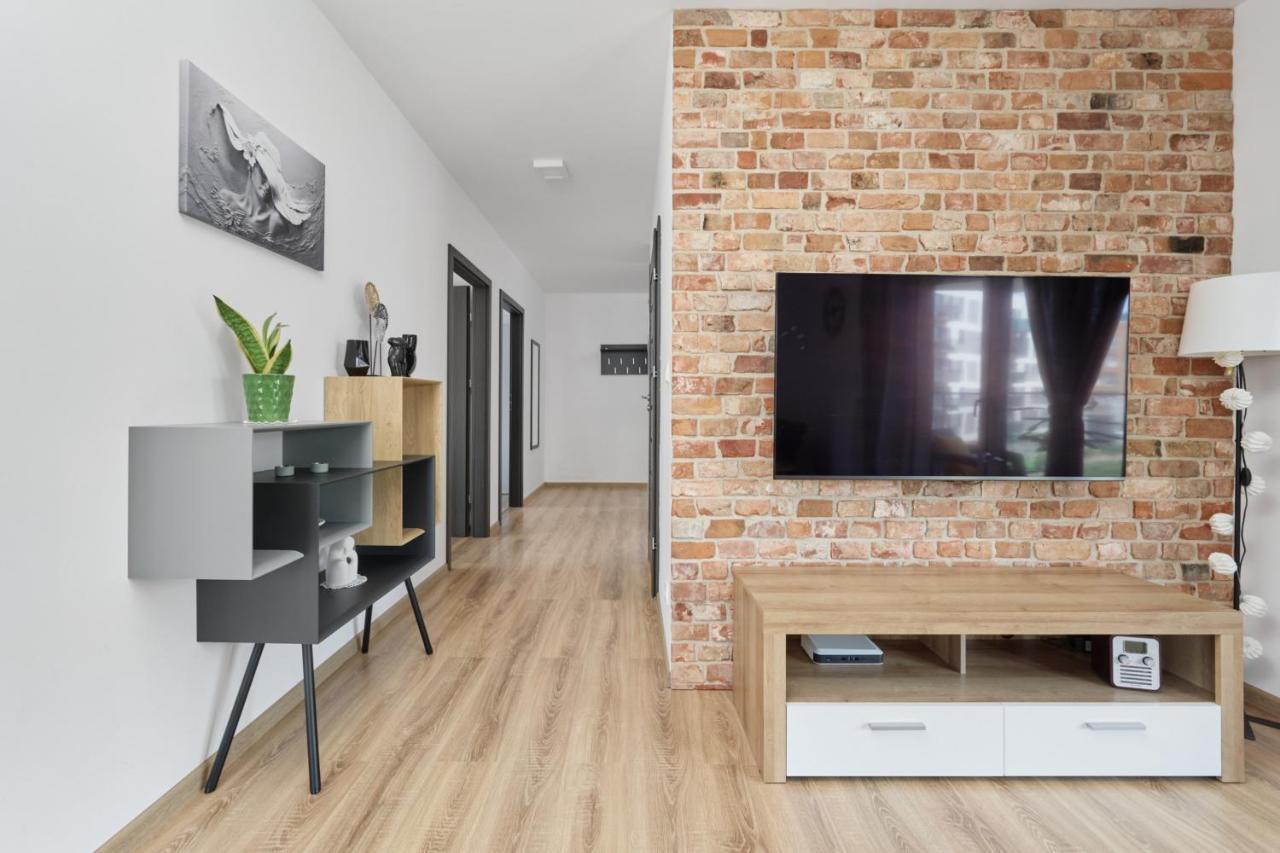 Spacious Apartment With Balcony Near The Slavic Hill Wroclaw By Renters Prestige Kültér fotó
